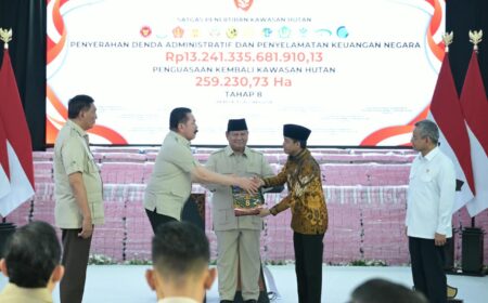 Presiden Prabowo Subianto menyaksikan penyerahan denda administratif dan penyelamatan keuangan negara di Kompleks Kejaksaan Agung Republik Indonesia, Jakarta, pada Selasa, 6 Oktober 2026.